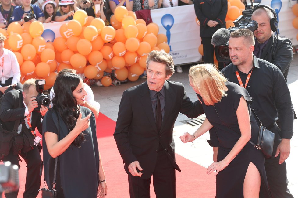 Hlavní hvězda Willem Dafoe na červeném koberci na festivalu ve Varech.