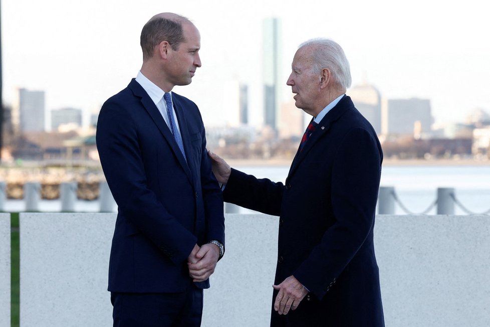 Britský princ William se prošel po bostonském nábřeží s prezidentem Bidenem