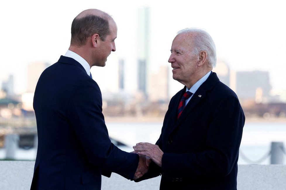 Britský princ William se prošel po bostonském nábřeží s prezidentem Bidenem