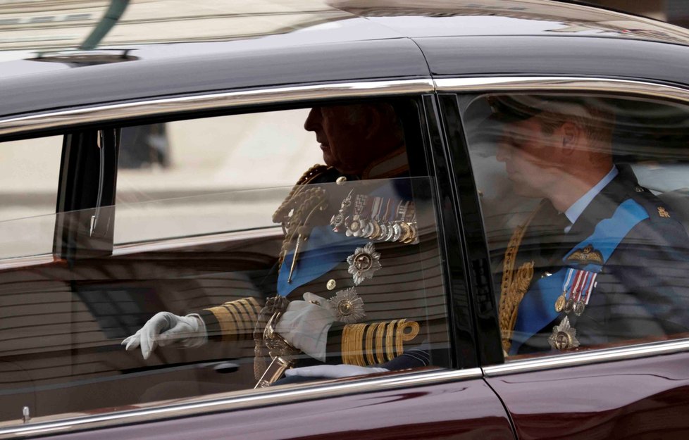 Princ William i král Karel III. se začlenili do pohřební kolony.