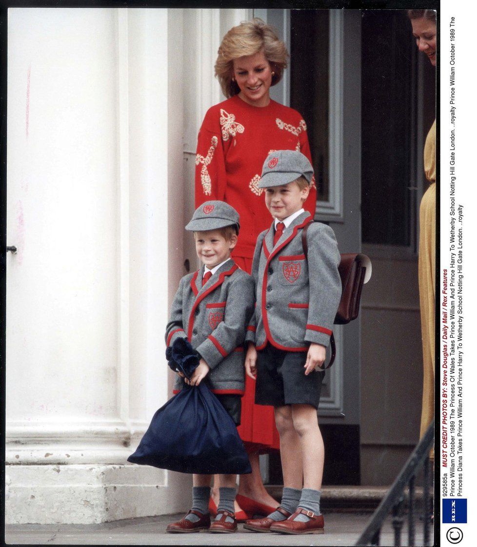 Princové  William a harry s matkou před školou v říjnu 1989