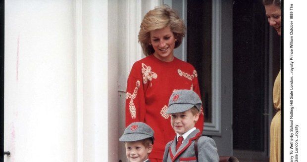 Princové William a Harry s matkou před školou v říjnu 1989