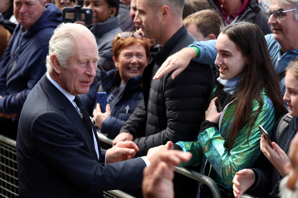 Karel a William se vítají s lidmi čekajícími na rozloučení s královnou.