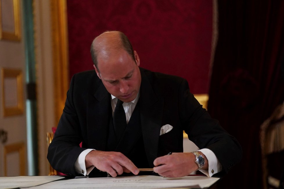 William podepisuje Karlovu přísahu.