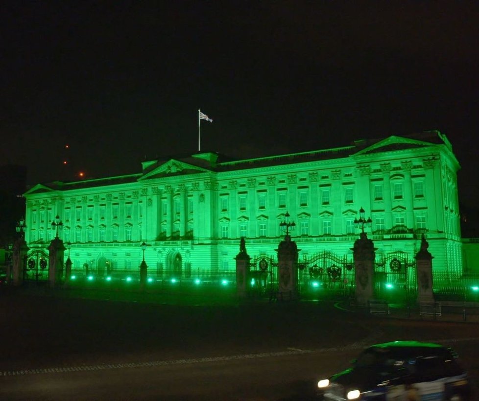 Buckinghamský palác se na počest cen Earthshot zbarvil do zelena.