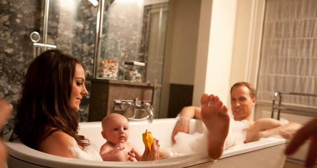 Rodinná koupel, alespoň podle představ Alison Jackson se takhle koupe královská rodina.