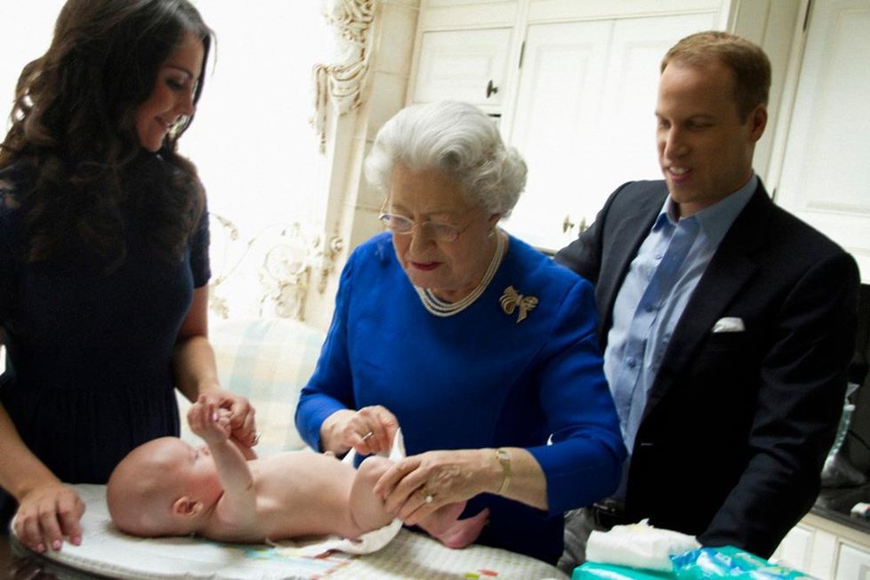 S péčí o malého George podle představ Alison Jackson pomáhá i královna Alžběta II.