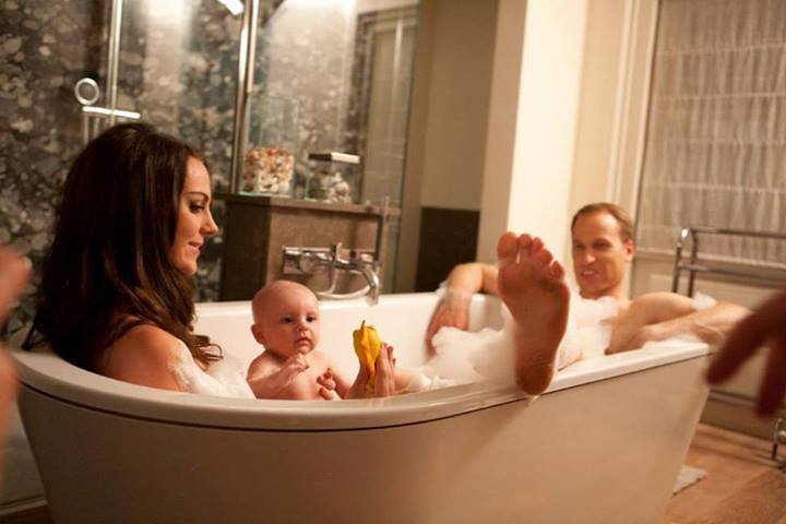 Rodinná koupel, alespoň podle představ Alison Jackson se takhle koupe královská rodina.
