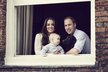 Šťastná rodinka: princ George, táta William, máma Kate a pes Lupo.