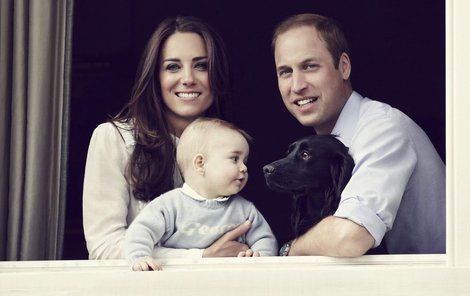 Šťastná rodinka: princ George, táta William, máma Kate a pes Lupo.