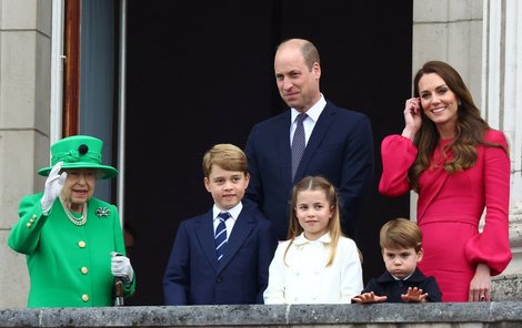 Královská rodina na balkoně Buckinghamského paláce