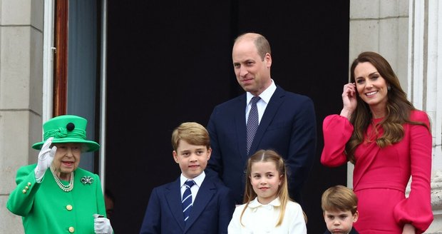 Královská rodina na balkoně Buckinghamského paláce