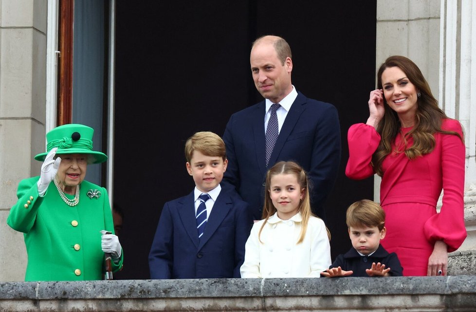 Královská rodina na balkoně Buckinghamského paláce