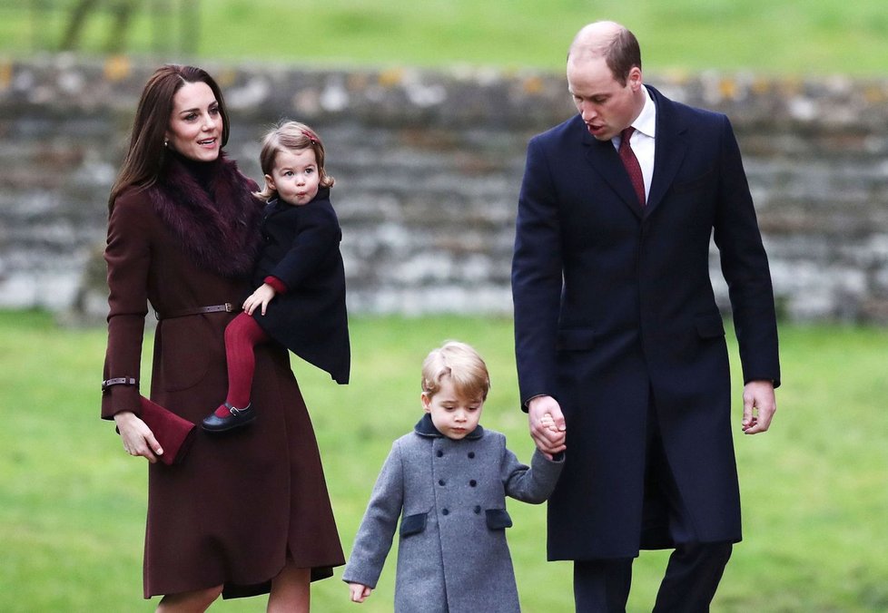 Britská královská rodina přijíždí na mši.