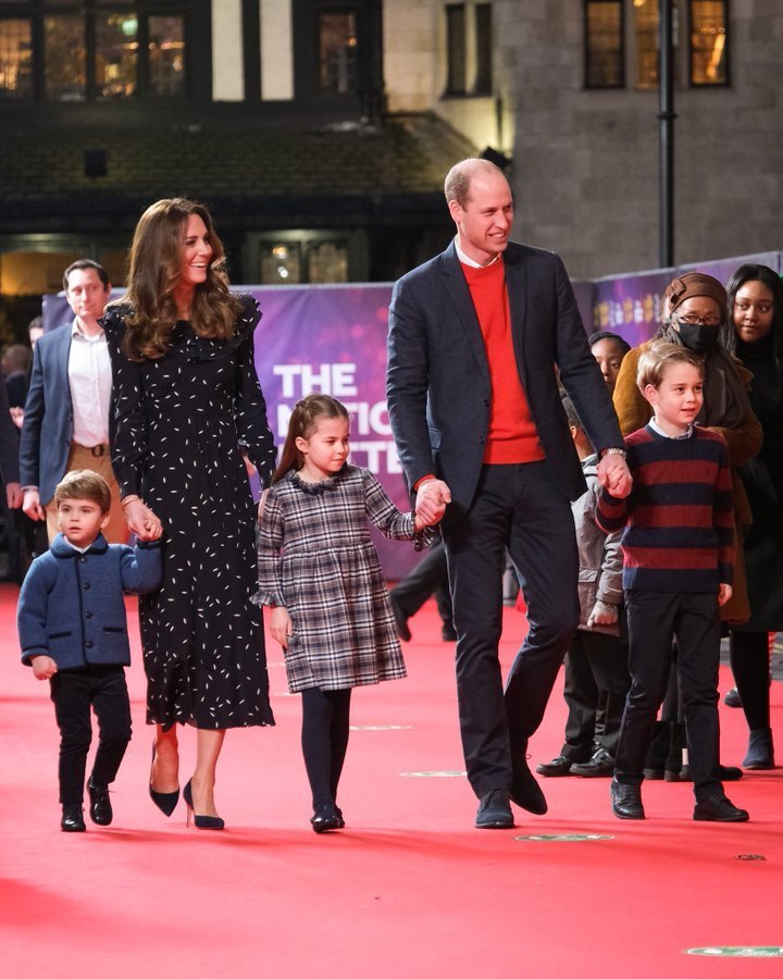 William, Kate, Louis, Charlotte a George na pantomimickém představení v The Palladium.