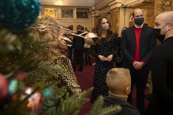 William, Kate, Louis, Charlotte a George na pantomimickém představení v The Palladium.