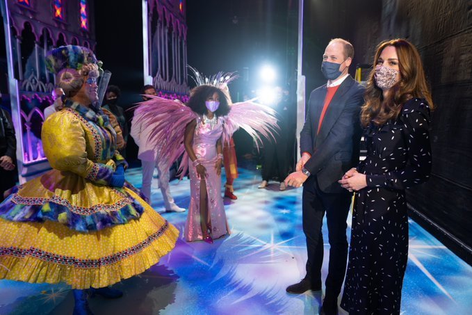 William, Kate, Louis, Charlotte a George na pantomimickém představení v The Palladium.