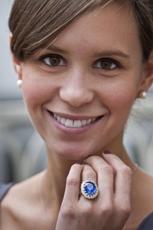Klenotnická firma vyrobila desetikarátové naušnice a osmnáctikarátový prsten podobného královskému zásnubnímu, který daroval princ William své snoubence Kate. Jdou na dračku.