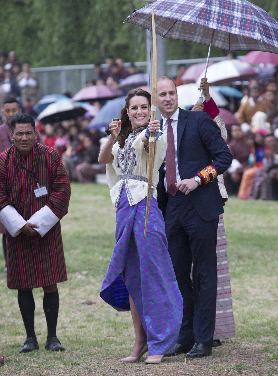 Princ William a jeho žena Kate si na na návštěvě Bhútánu vyzkoušeli lukostřelbu.