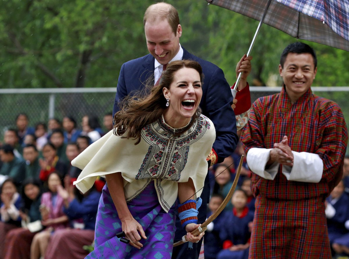 Princ William a jeho žena Kate si na na návštěvě Bhútánu vyzkoušeli lukostřelbu.