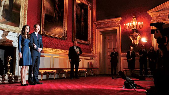 Londýn, 16. listopadu 2010. Princ William a jeho přítelkyně Kate Middletonová oznamují v paláci St.James své zasnoubení.