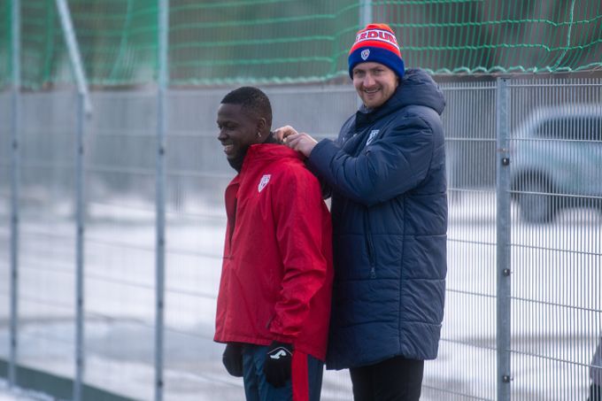 Pardubice musí vyplácet problémového Afričana: kondice šedesátníka, odmítal klub opustit Pardubice musí vyplácet problémového Afričana: kondice šedesátníka, odmítal klub opustit