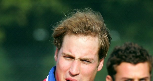 Princ William je zdatný fotbalista, talent se mu ale během dospívání vymstil.
