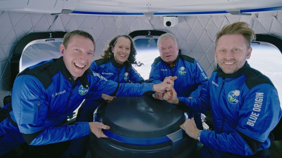 Posádka lodi New Shepard od společnosti Blue Origin. Na palubě byl i herec William Shatner.