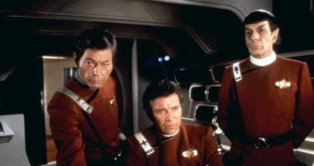 Leonar „Kostra" McCoy, James T. Kirk a Spock ve snímku Star Trek II: Khanův hněv.