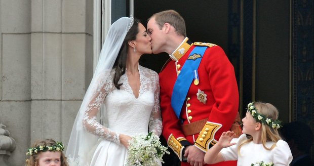 Novomanželé se na balkóně Buckinghamského paláce dvakrát krátce políbili.