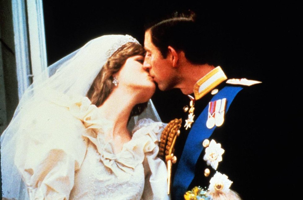 Novomanželský polibek Diany a Charlese před 30 lety byl nejkratším v historii, trval 0,4 vteřiny