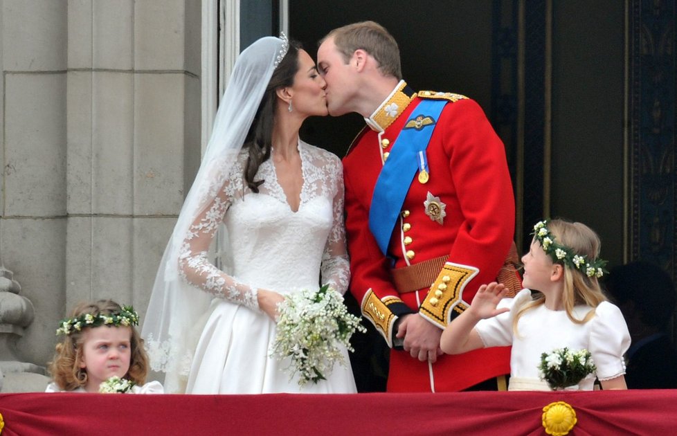 Novomanželé se na balkóně Buckinghamského paláce dvakrát krátce políbili