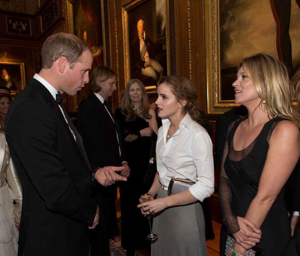 William v hovoru s Emmou Watson a Kate Moss, která na něj hledí jako na svatý obrázek