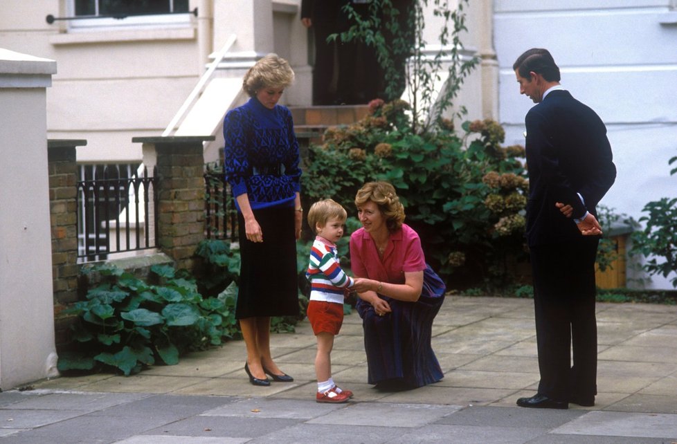 Princ William odchází domů po prvním dni v Nursery School v londýnské čtvrti Notting v září 1985, na snímku i jeho matka Diana.
