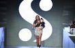 Serena Williamsová se svojí dcerkou Olympií na módní přehlídce
