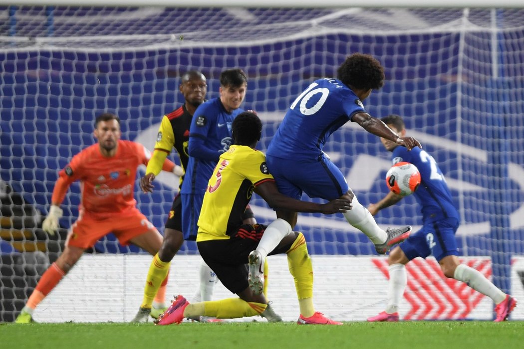 Willian střílí gól do sítě Watfordu