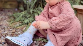 Willow Doddingová po amputaci nohy začíná chodit s protézkou.