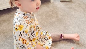 Willow Doddingová po amputaci nohy začíná chodit s protézkou.