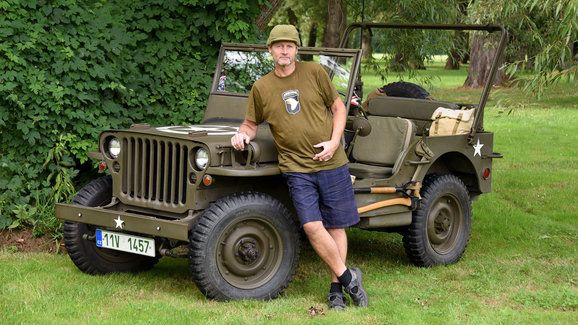 Pořídil si vysněný válečný Jeep-Willys: Z Detroitu přes Orlí hnízdo až do Kralup