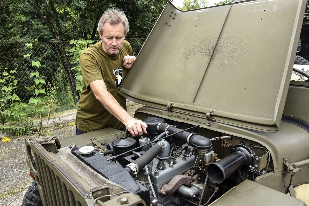 Willys pohání benzinový čtyřválec s výkonem 44 kilowattů