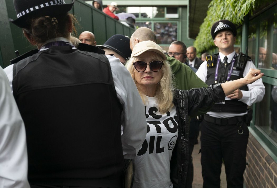 Tři aktivisté z ekologického hnutí Just Stop Oil narušili hned dva duely na letošním Wimbledonu kvůli protestu proti fosilním palivům.