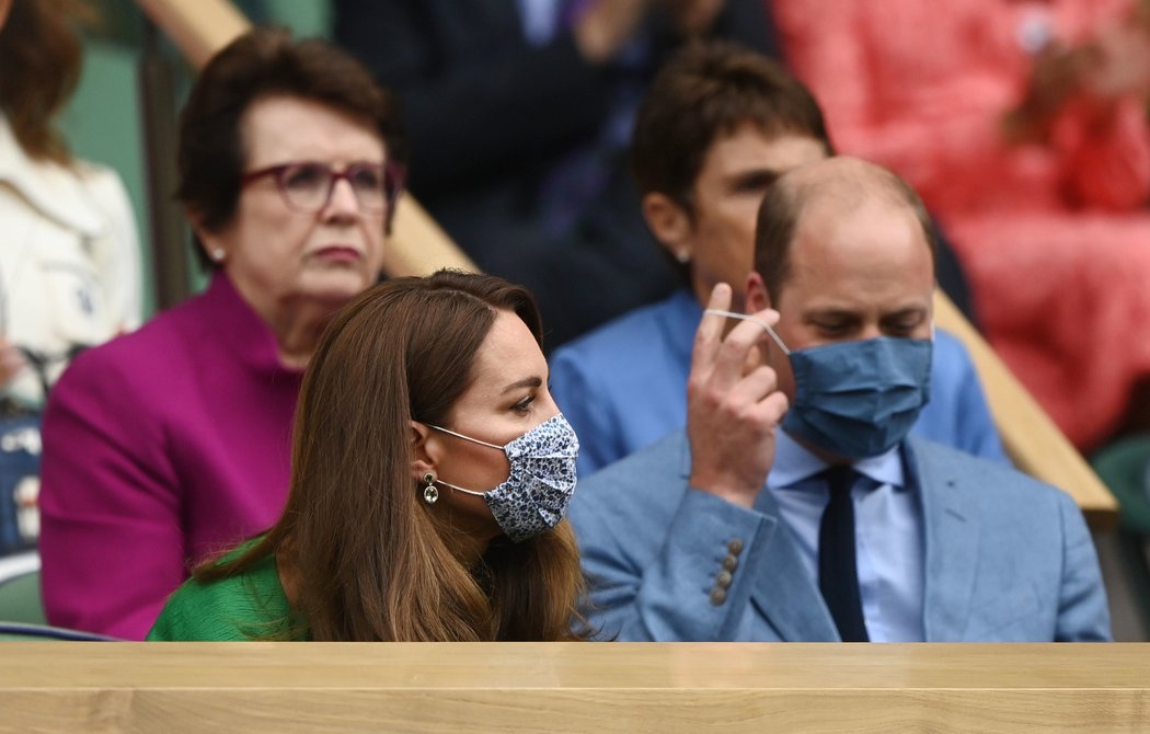 Princ William s vévodkyní z Cambridge v královské lóži wimbledonského centrkurtu