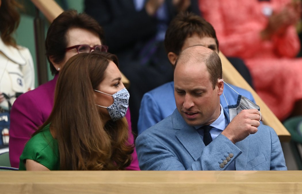 Princ William s vévodkyní z Cambridge v královské lóži wimbledonského centrkurtu