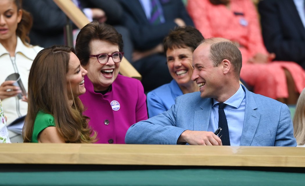 Princ William s vévodkyní z Cambridge v královské lóži wimbledonského centrkurtu. Popovídali si s čestným hostem Billie Jean Kingovou.