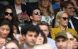 Tom Cruise v hledišti wimbledonského centrkurtu při finále mezi Plíškovou a Bartyovou