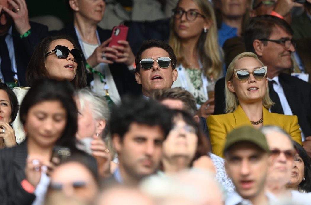 Tom Cruise v hledišti wimbledonského centrkurtu při finále mezi Plíškovou a Bartyovou