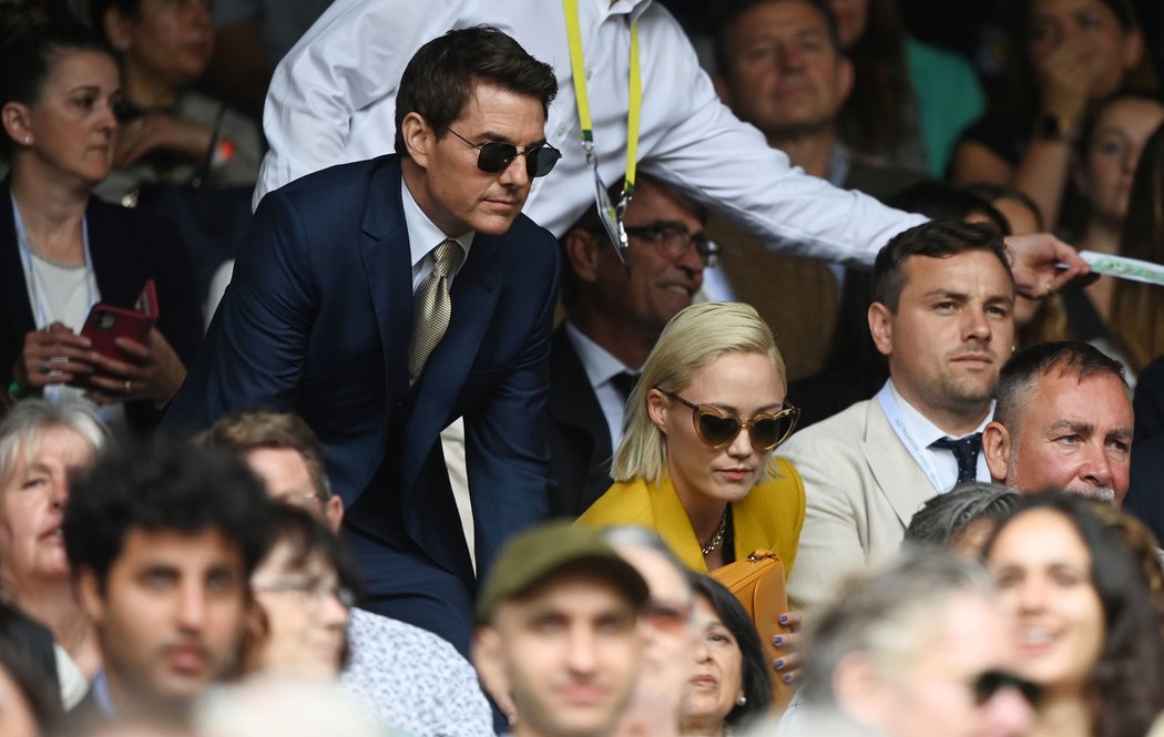 Tom Cruise v hledišti wimbledonského centrkurtu při finále mezi Plíškovou a Bartyovou