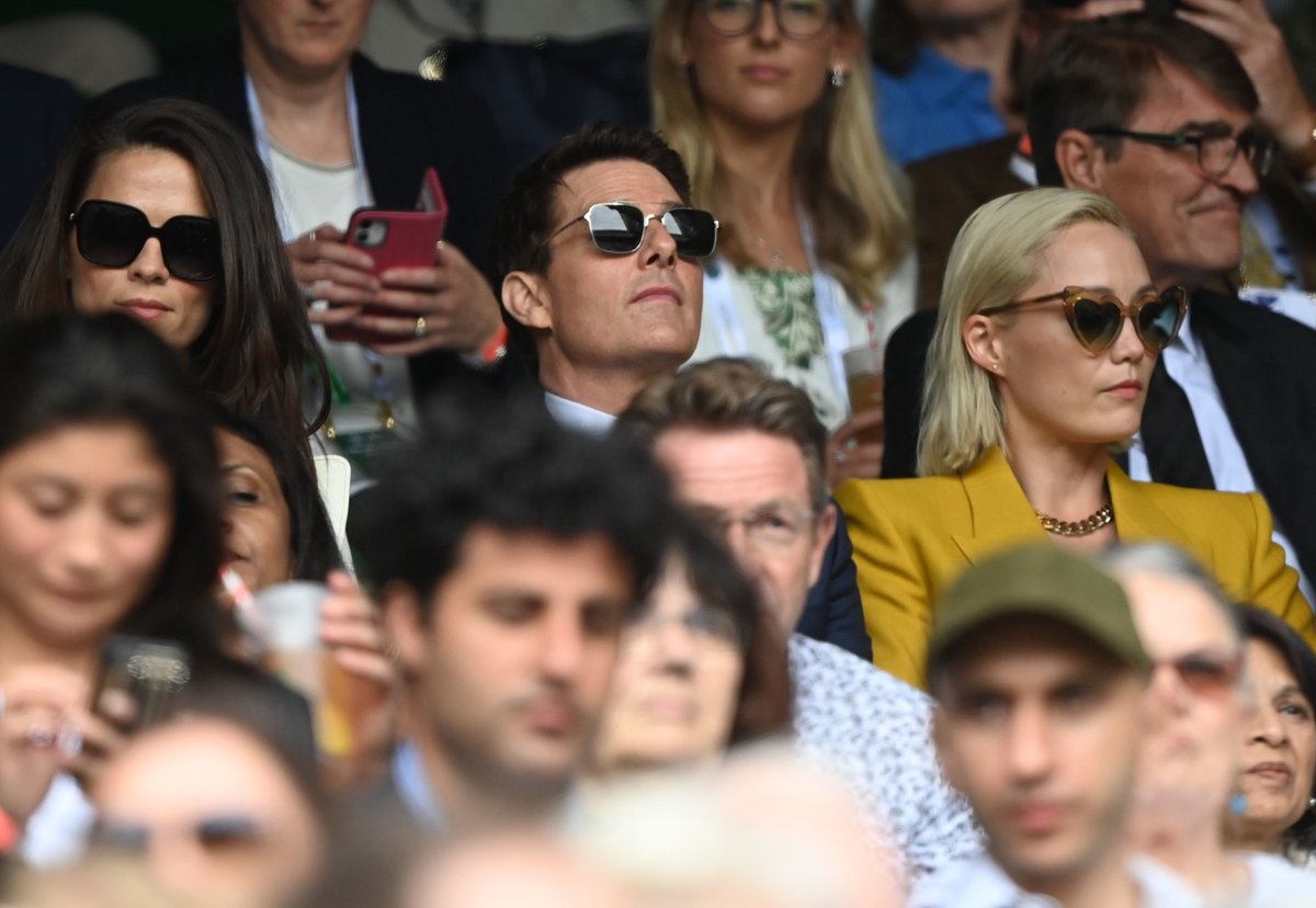 Tom Cruise v hledišti wimbledonského centrkurtu při finále mezi Plíškovou a Bartyovou