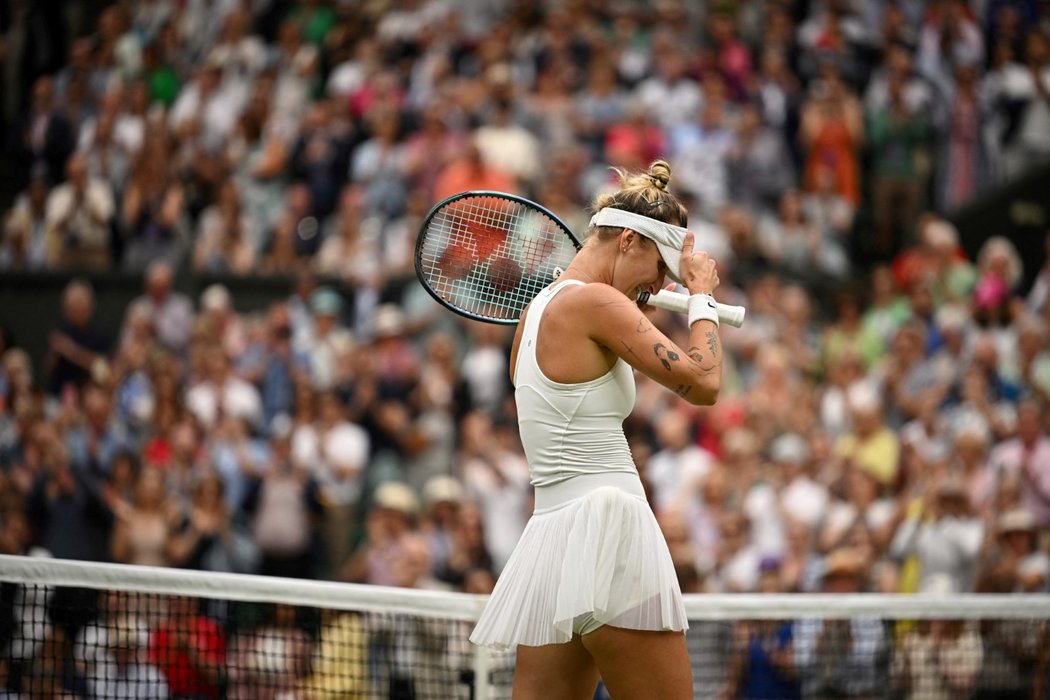 Markéta Vondroušová v emocích po postupu do finále Wimbledonu
