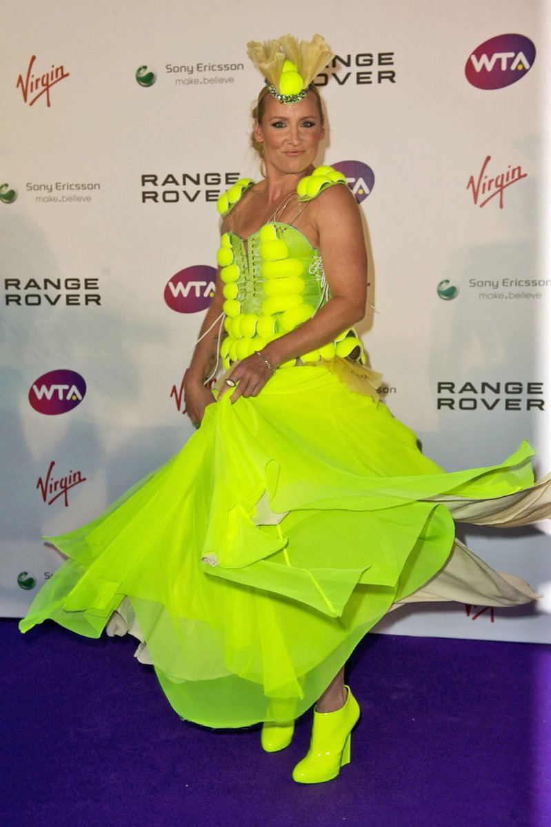 Tenistka Bethanie Mattek-Sands zvolila outfit ve výrazné barvě, která obvykle patří na tenisové míčky